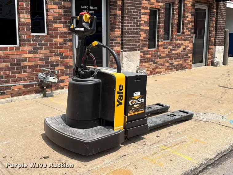 2010 Yale MPE060LFN24T2748 pallet jack