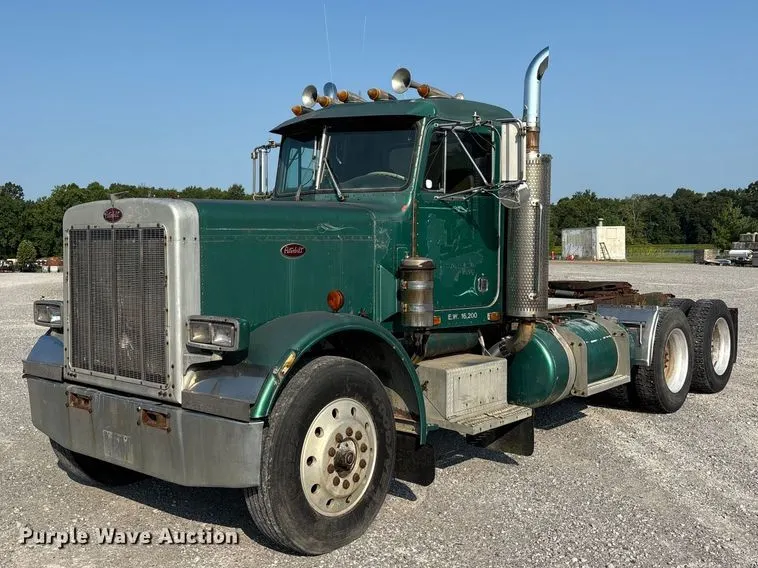 1981 Peterbilt 359 semi truck