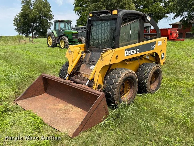 2005 John Deere 320 skid steer loader