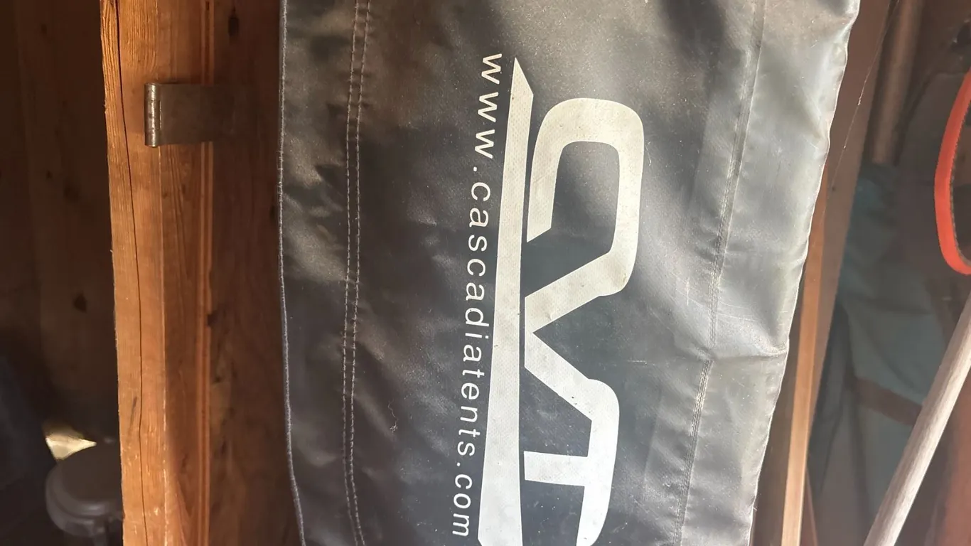 Cascade tent for Toyota pickup with cover in great condition with very little use