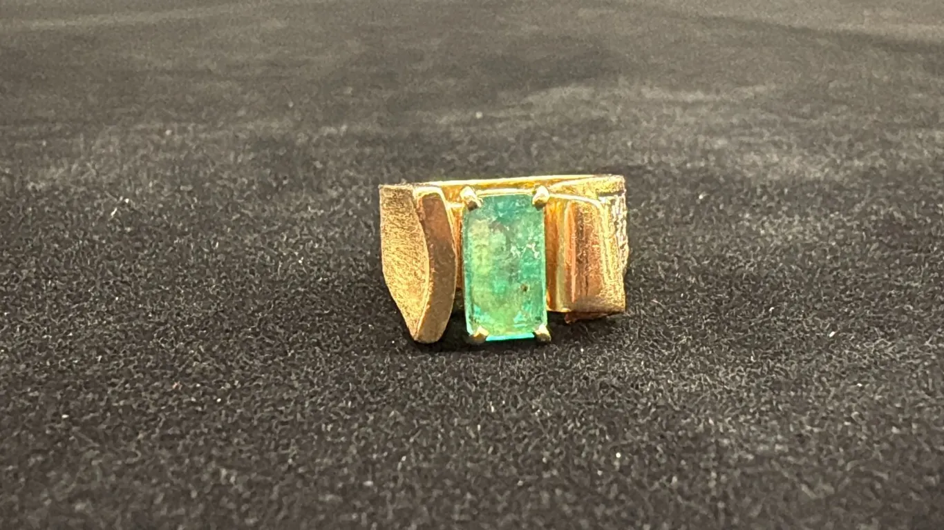 APPROX 14K LADIES RING SET WITH EMERALD AND DIAMONDS (10.5G)