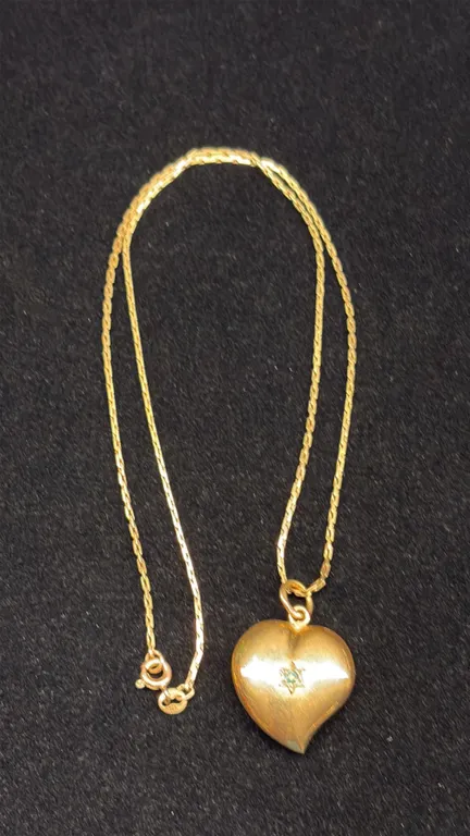 APPROX 14K CHAIN (18") WITH APPROX 18K PENDANT SET WITH EMERALD (6.8G)
