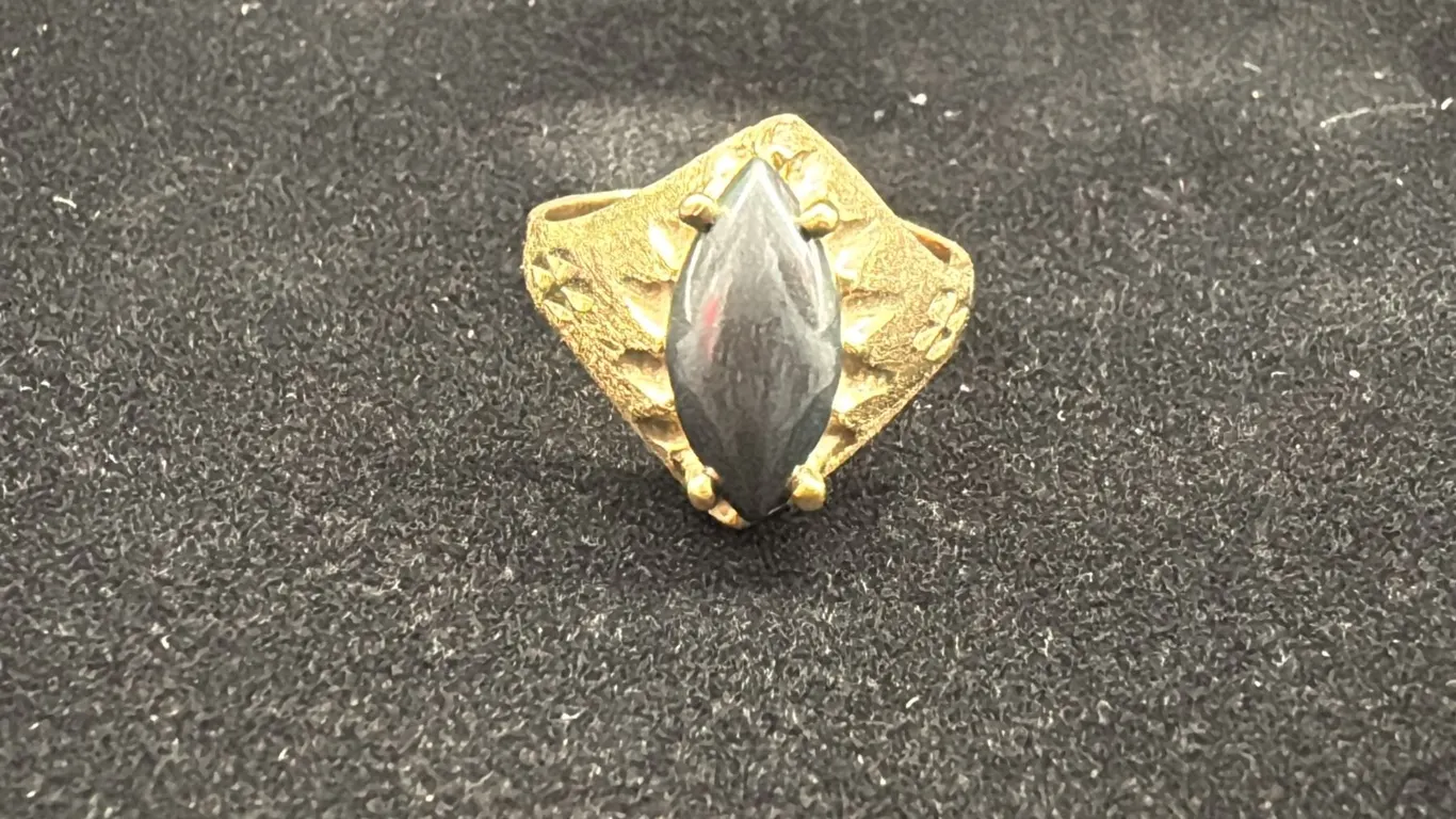 APPROX 10K LADIES RING SET WITH HEMATITE (4.5G)