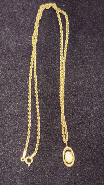 APPROX 10K CHAIN (18") WITH APPROX 10K PENDANT SET WITH OPAL (2.2G)
