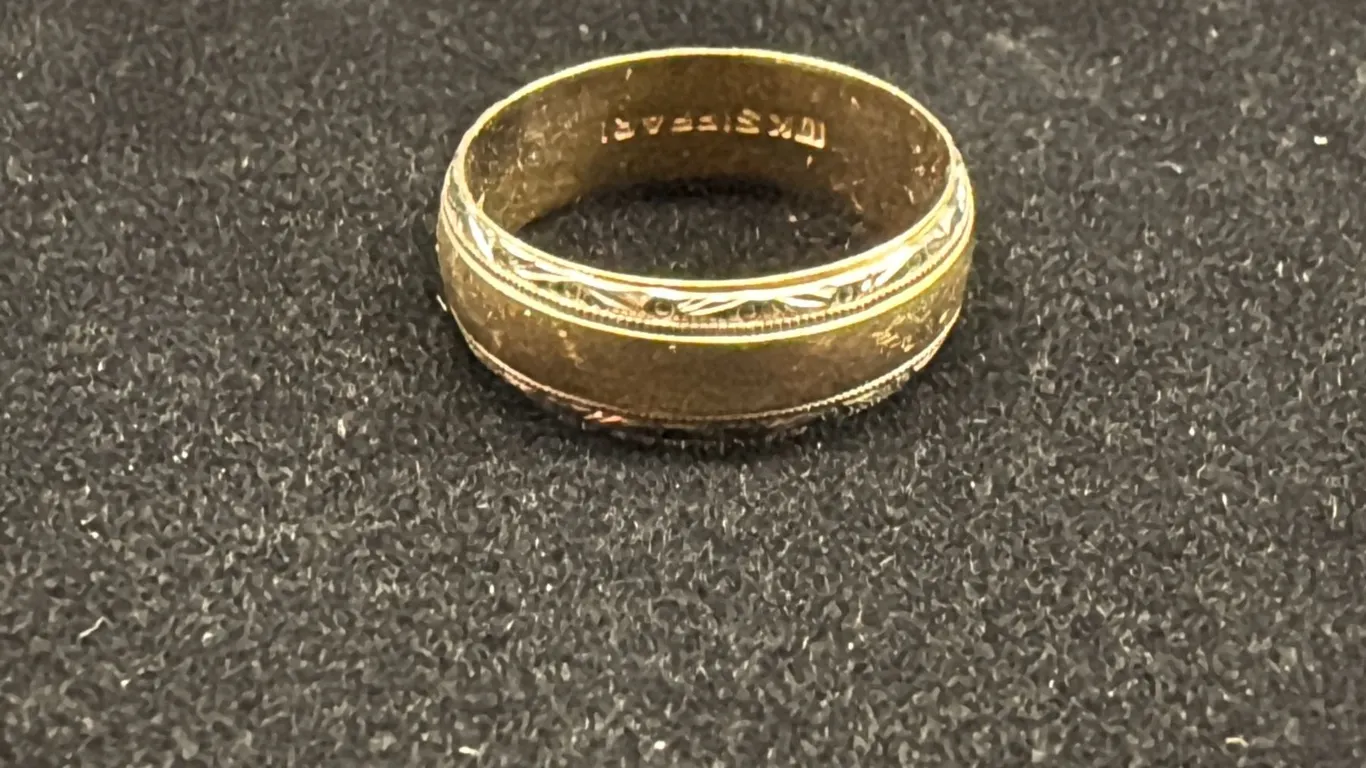APPROX 10K MENS WEDDING RING (4.2G)