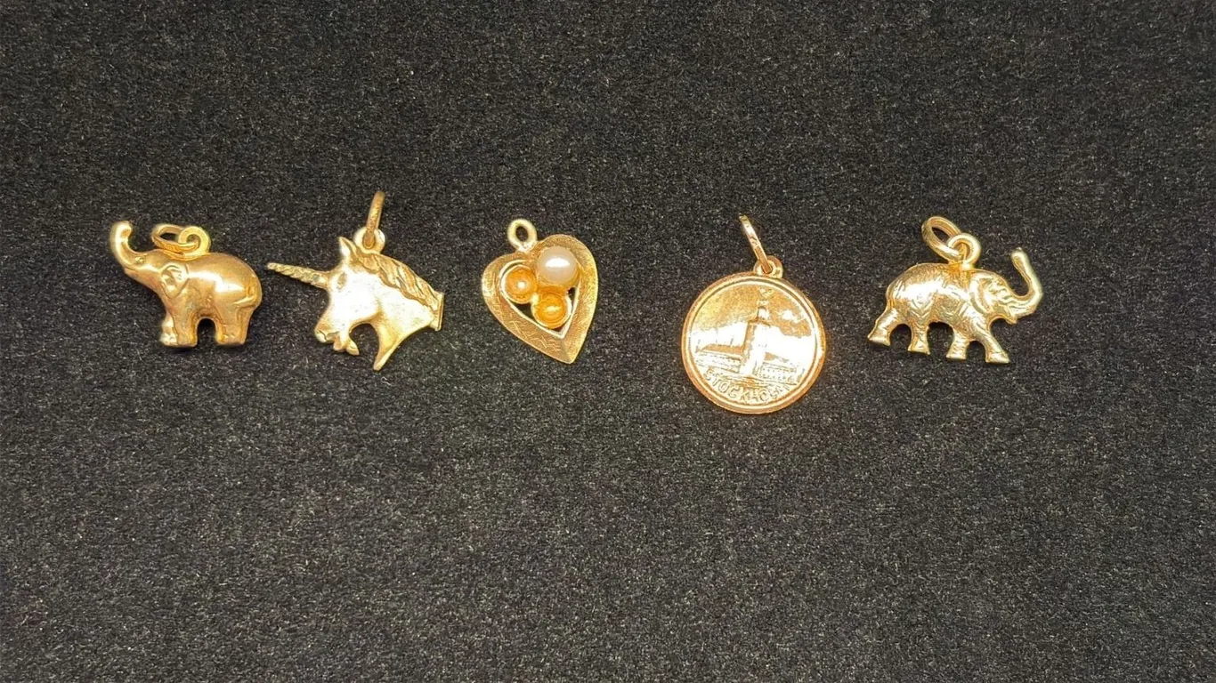 FIVE APPROX 10K+ CHARMS (5.3G)