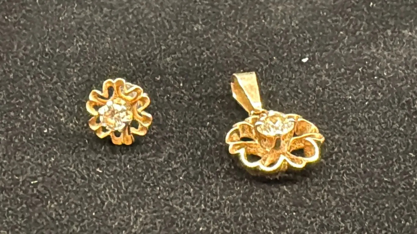 APPROX 14K PENDANT SET WITH DIAMOND (.4CT) & SINGLE APPROX 14K EARRING SET WITH DIAMOND (.17CT,