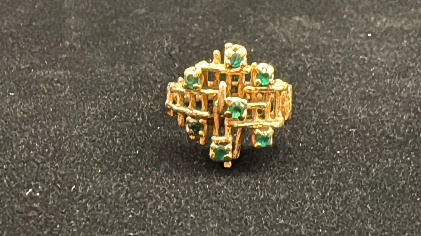 APPROX 10K LADIES RING SET WITH GREEN DOUBLETS (6.8G)