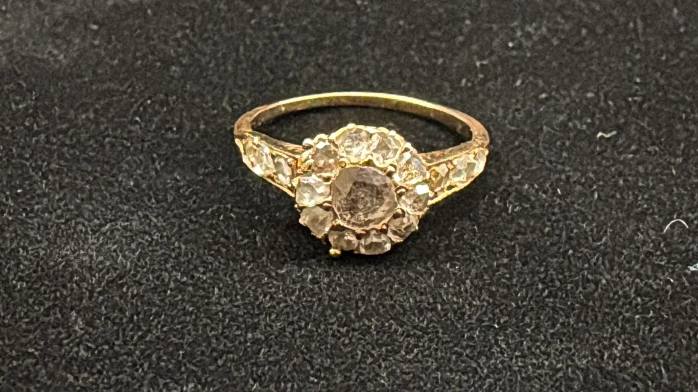 APPROX 18K LADIES RING SET WITH ROSE CUT DIAMONDS (2G)