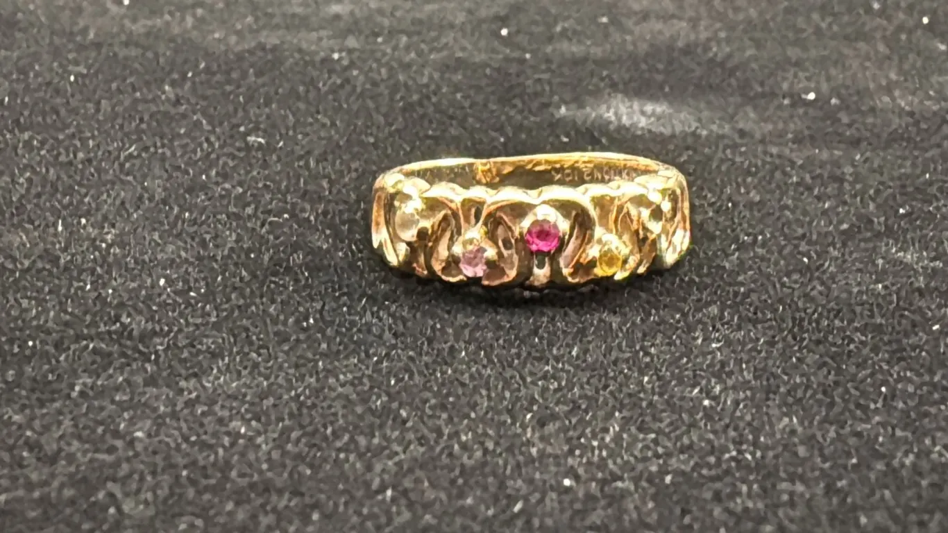 APPROX 10K LADIES RING SET WITH RED AND WHITE STONES (3G)