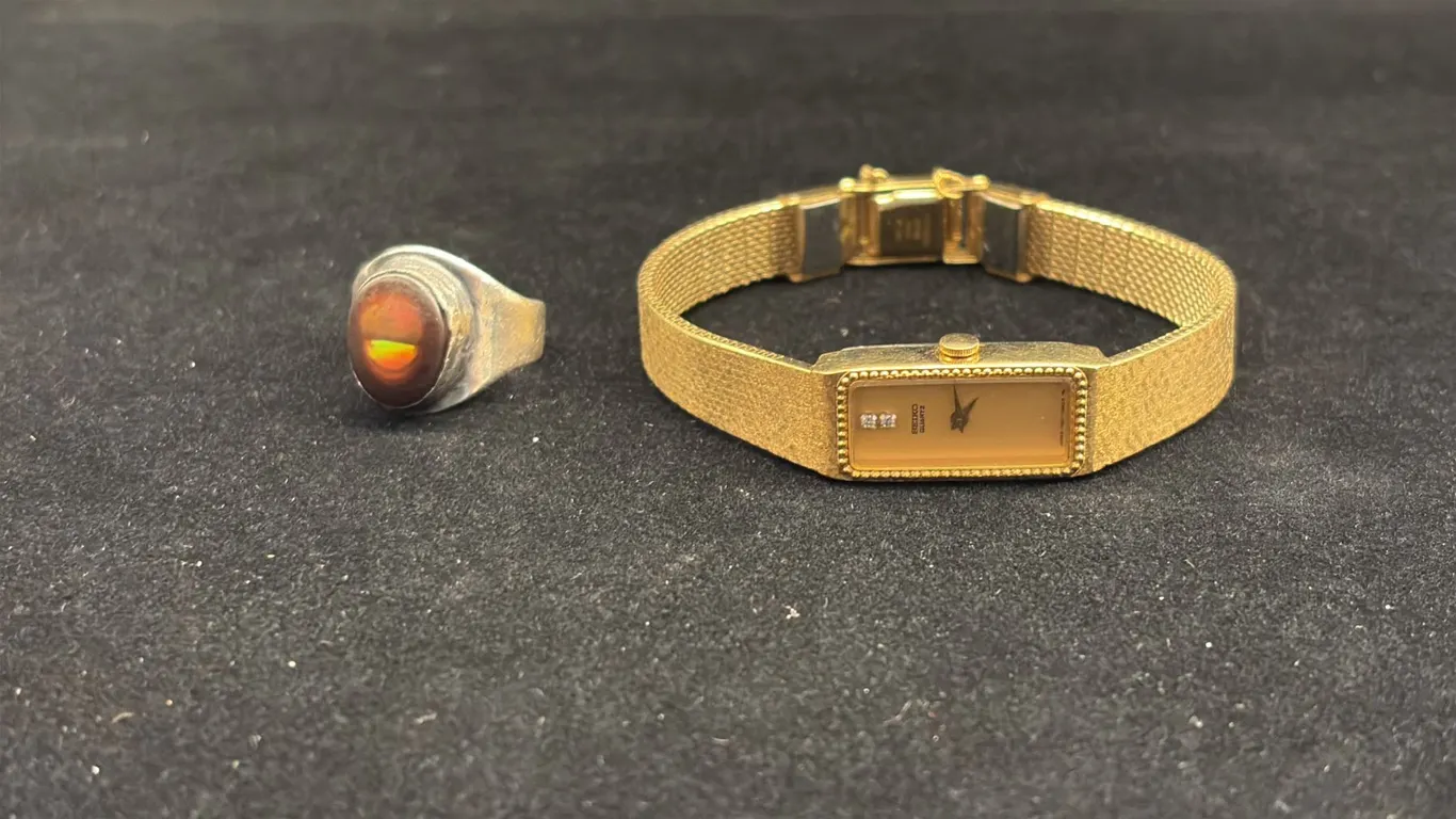SILVER LADIES RING SET WITH FIRE AGATE (5.6G), SEIKO LADIES WRISTWATCH