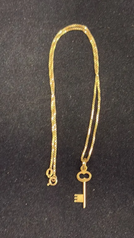 APPROX 10K CHAIN (16") WITH APPROX 18K PENDANT (3.8G)