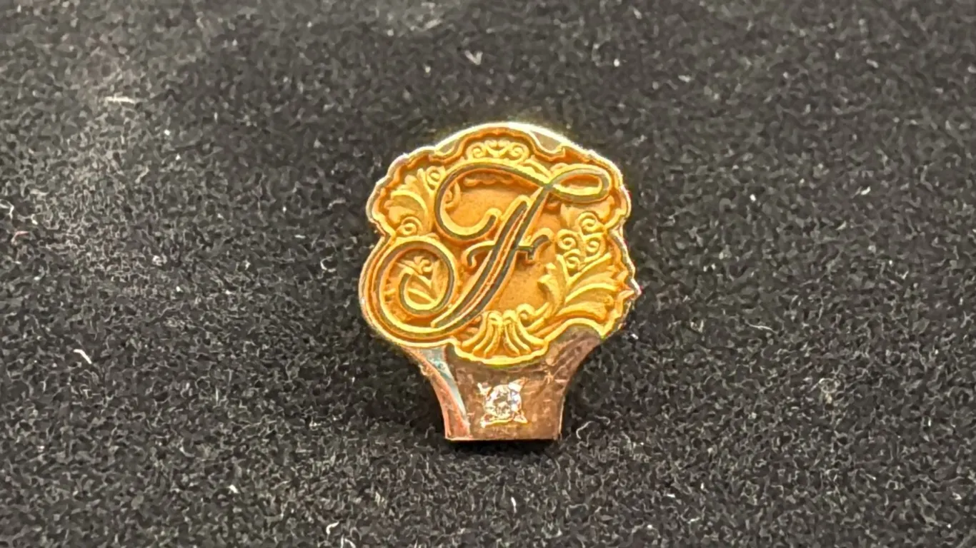 APPROX 10K "F" SET WITH DIAMOND (1.3G)