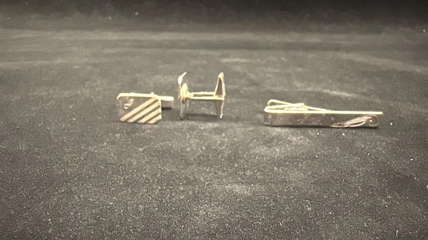 PAIR SILVER CUFFLINKS, SILVER TIE CLIP (14G)