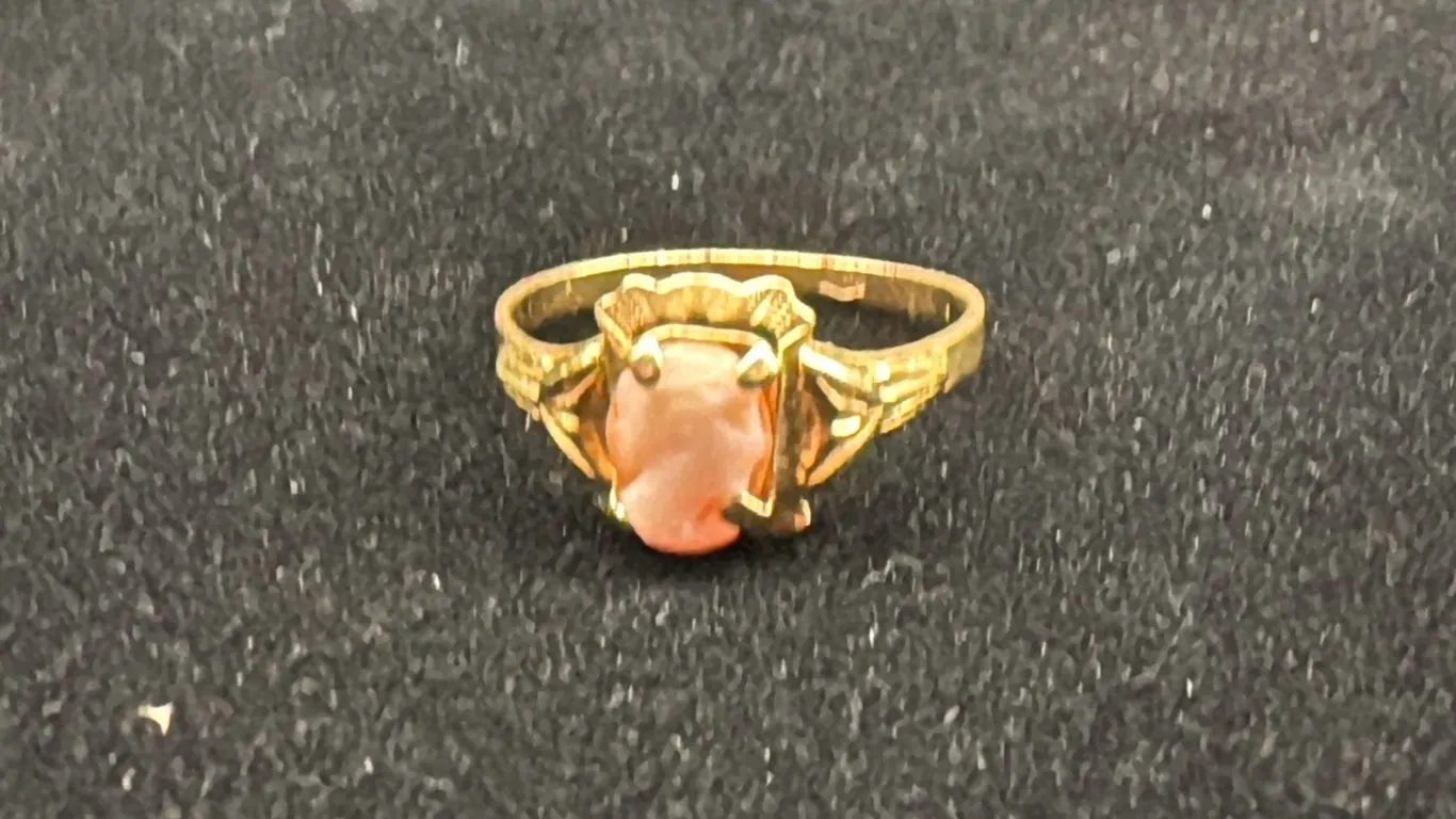 APPROX 18K LADIES RING SET WITH SHELL CAMEO (1.5G)