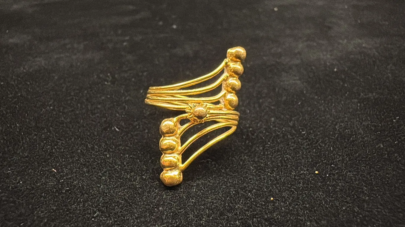 APPROX 18K LADIES RING (3.7G)