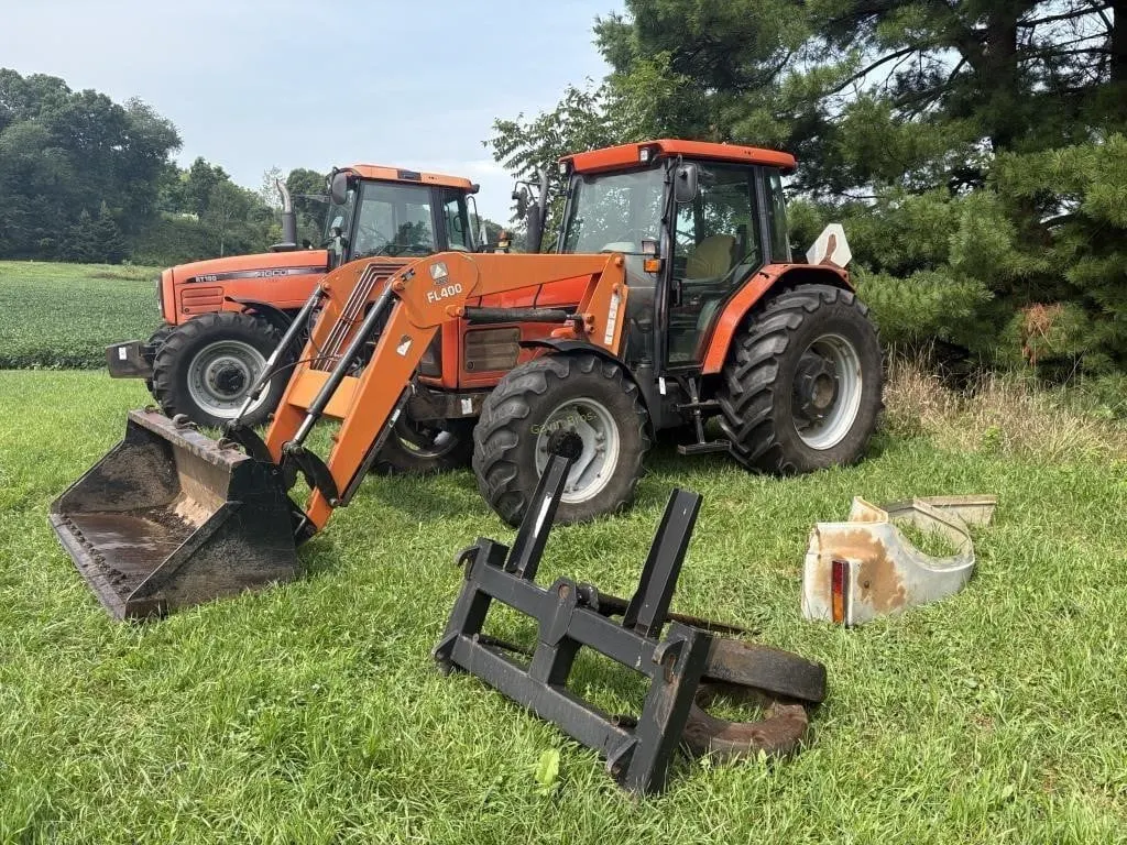 2002 AGCO LT85 Tractor - MFWD - w/FL400 Loader