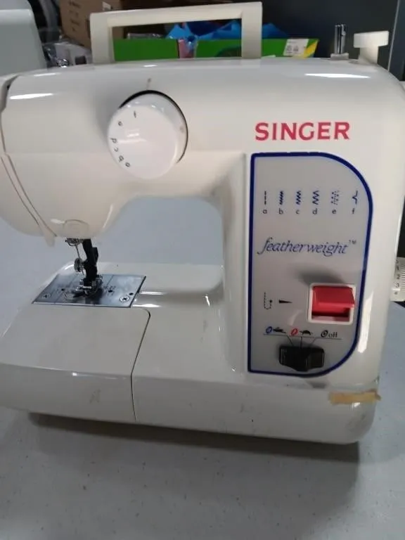 Singer featherweight machine, not tested, no cord