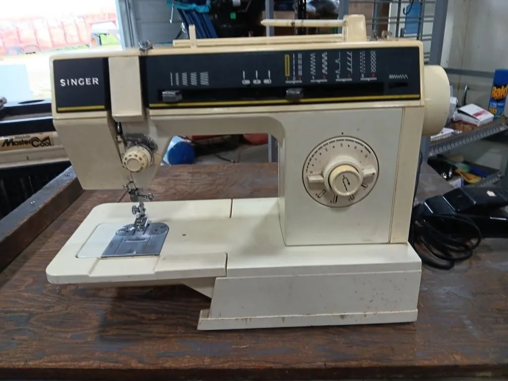 Singer Sewing Machine. Model #6215C. Tested.