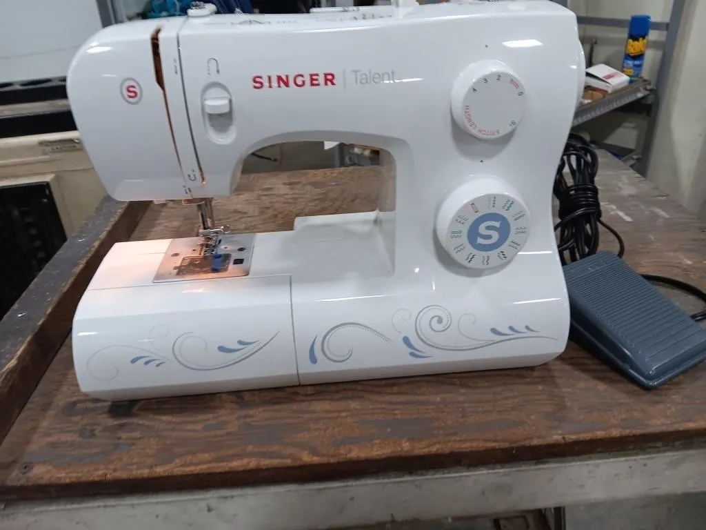 Singer Talent Sewing Machine. Model # 3323.