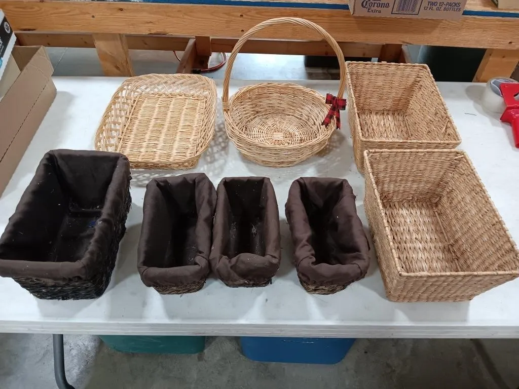 Assortment of woven baskets
Measurements from