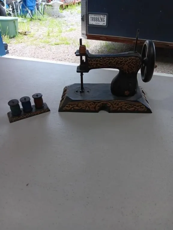Cast iron sewing machine approximately 10.5x5x8 &