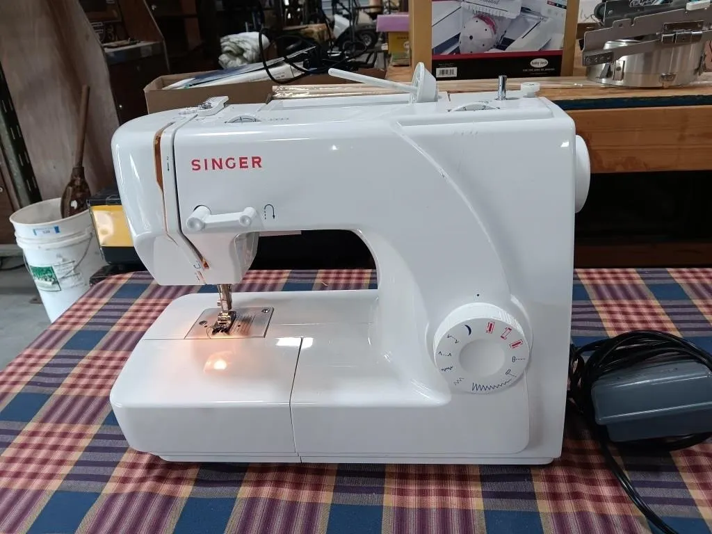 Singer Sewing Machine. Model #E99670. Tested.