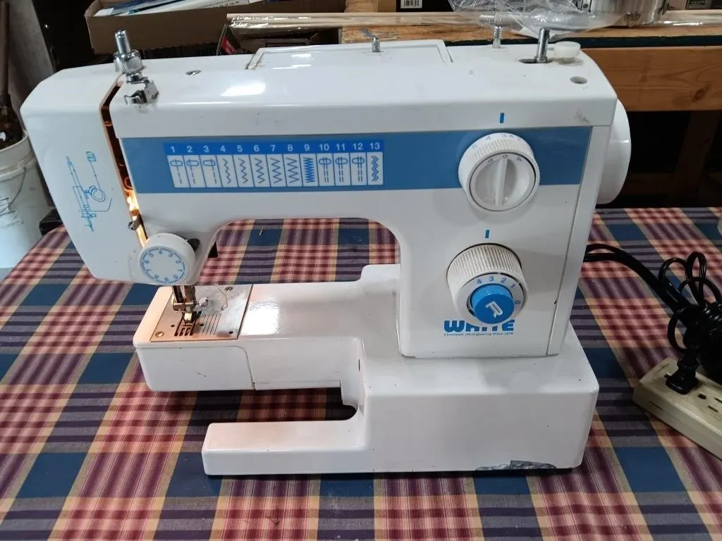 White Sewing Machine. Tested.