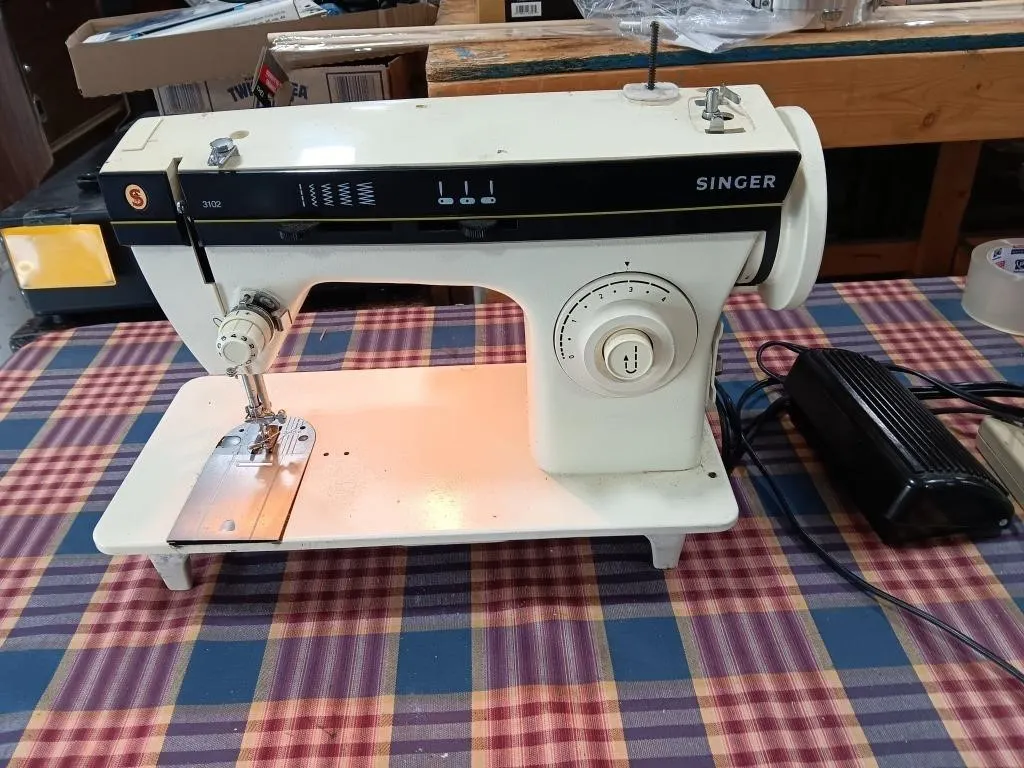 Singer Sewing Machine. Tested.