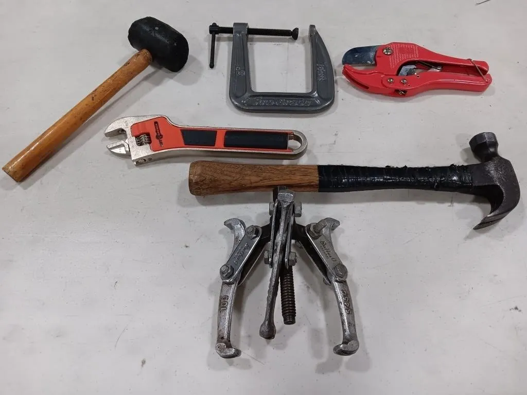 Assorted hand tools
Gear puller,adjustable hose