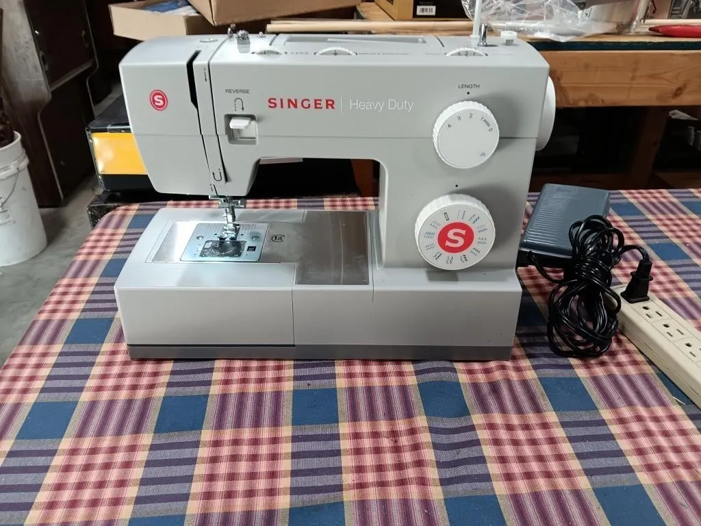Singer Heavy Duty Sewing Machine. Tested.