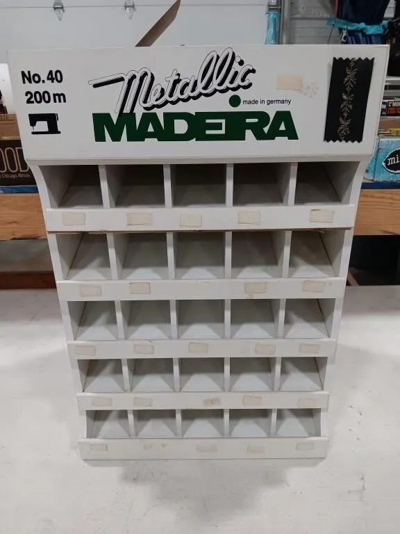 Display box for thread
Measurements approx.