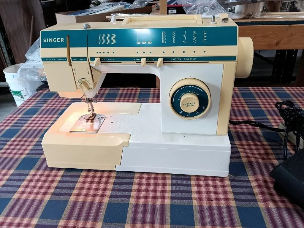 Singer Model # 5817C. Sewing Machine. Tested.