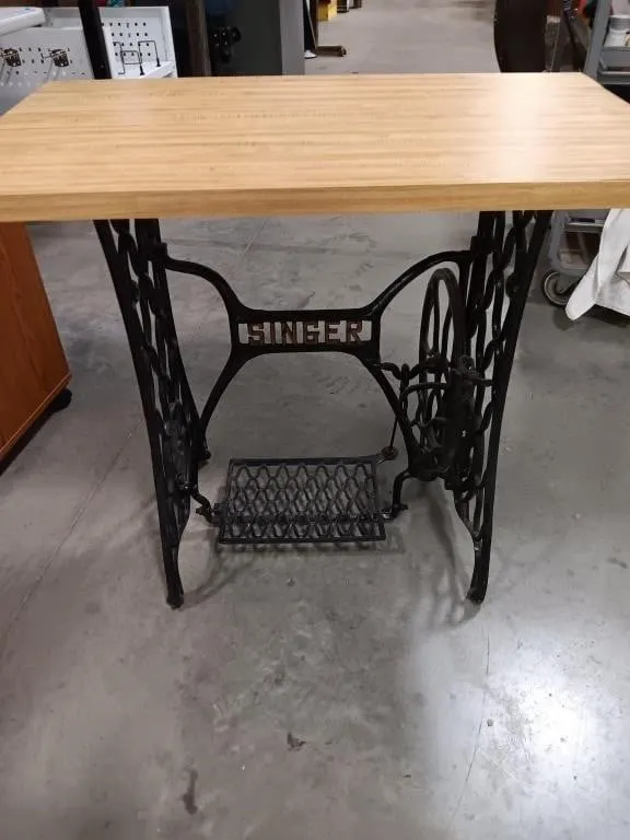 Singer stand approximately 31.5x18.5x29