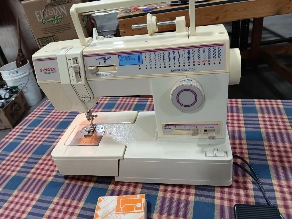 Singer Model # 9417 Sewing Machine. Tested.