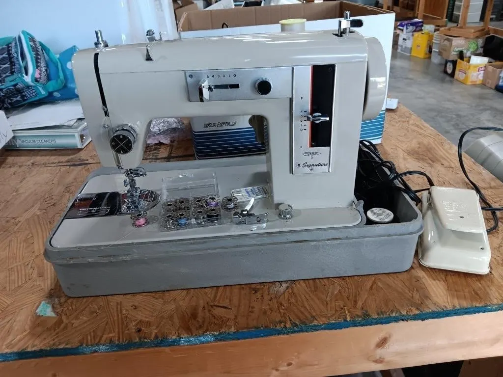 Montgomery Ward Signature Sew Machine With Case.