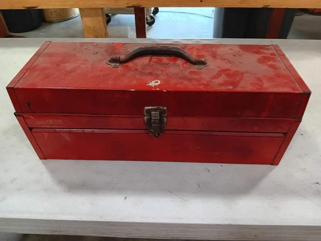 Toolbox and contents.
Measurements 19Lx7Wx7H
