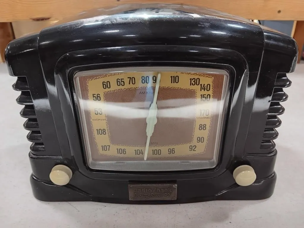 Radio Shack (vintage look) am/fm radio and
