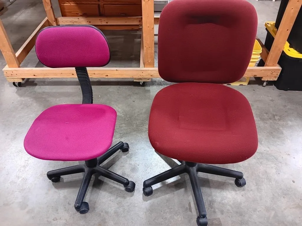 Two swiveling Office chairs
Measurements seat