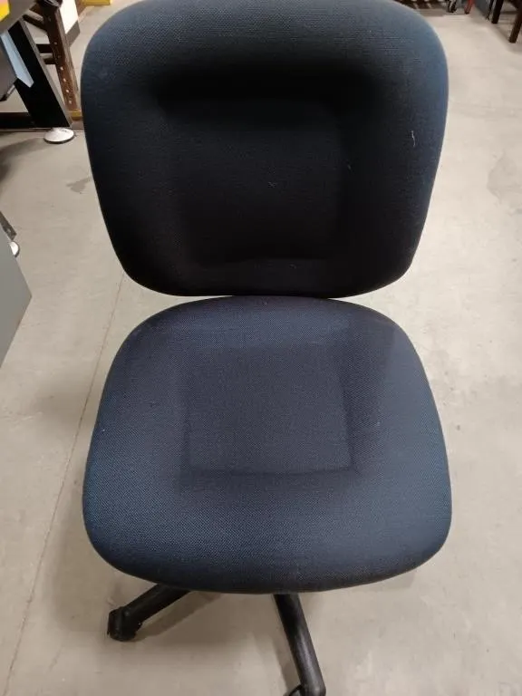 Two office chairs
Measurements. Seat height.