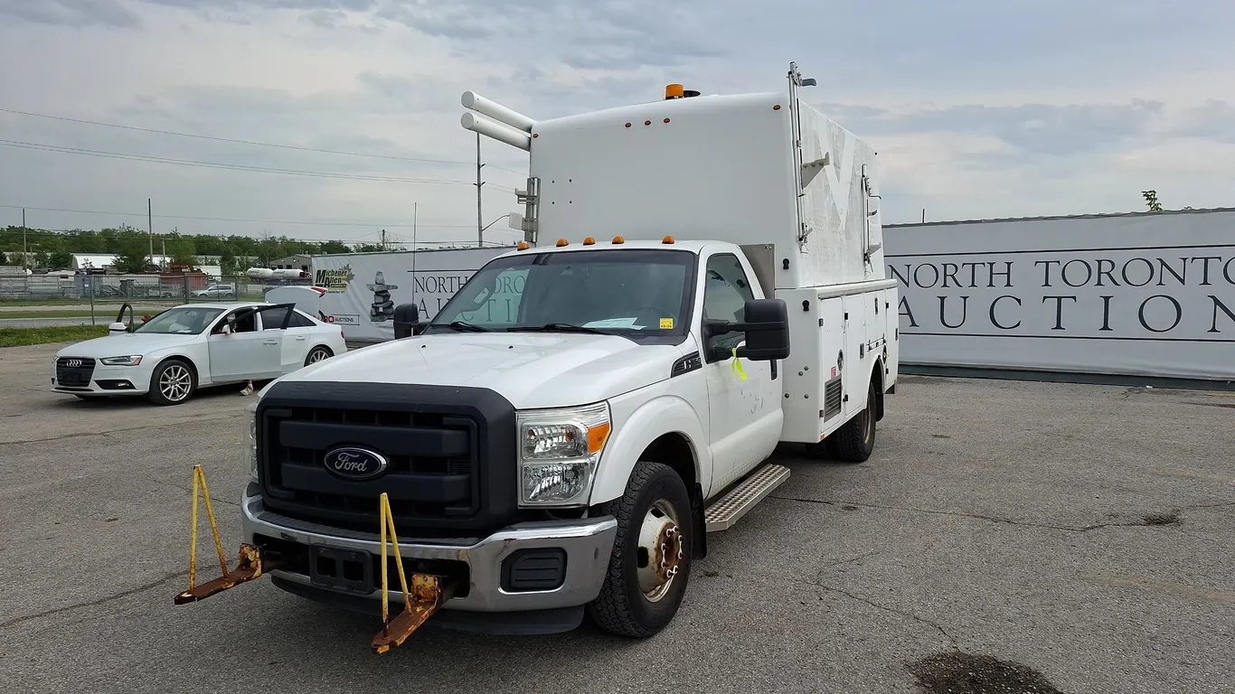 2012 Ford F-350 Super Duty 4x2 XL 2dr Regular Cab 141 in. WB DRW Chassis S/A Service Truck