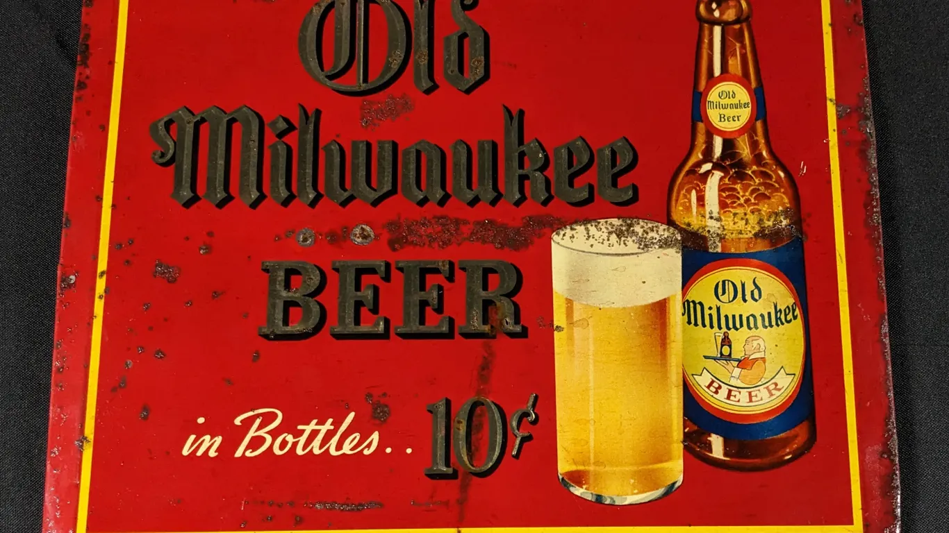 TOC TIN SIGN OLD MILWAUKEE BEER IN BOTTLES 10¢
