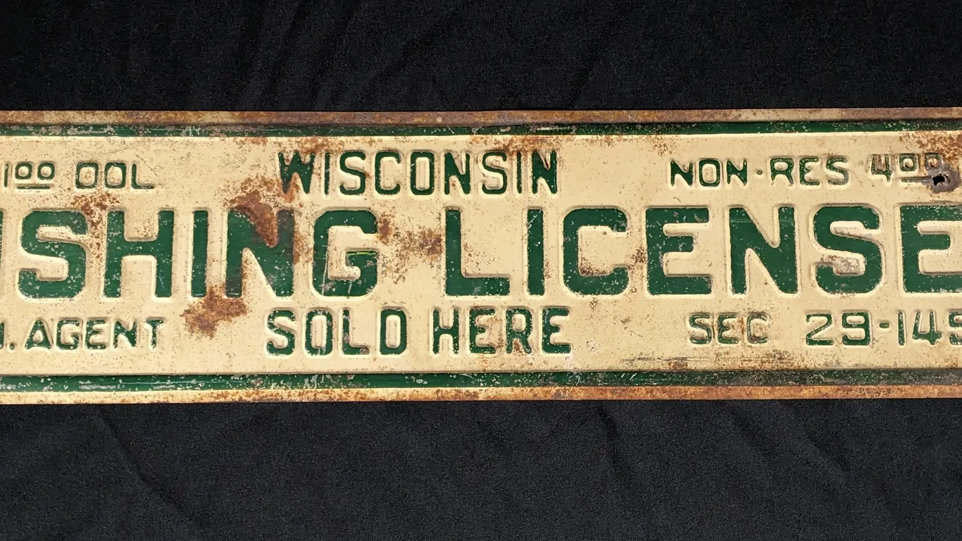 EMBOSSED TIN SIGN WISCONSIN FISHING LICENSES SOLD HERE RES $1.00 NON RES $4.00