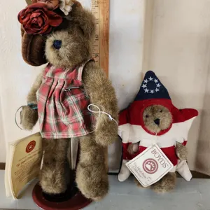 2 Boyds Bears, 1 Stand