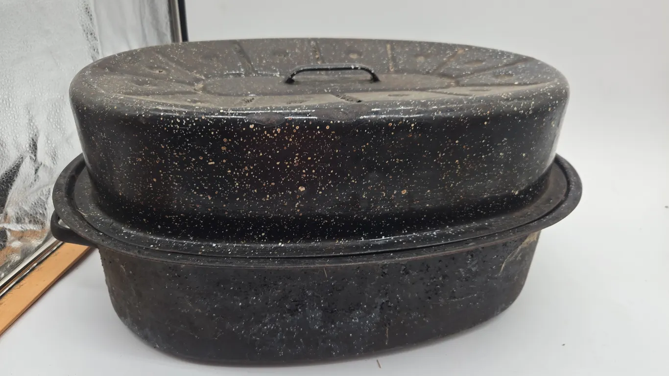 Vintage graniteware, roasting pan