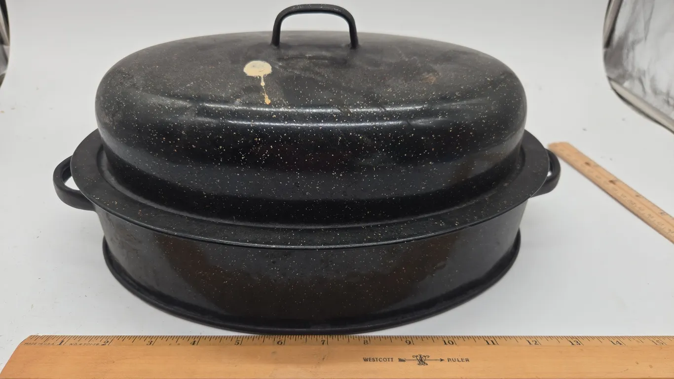 Vintage graniteware roasting pan with lid.