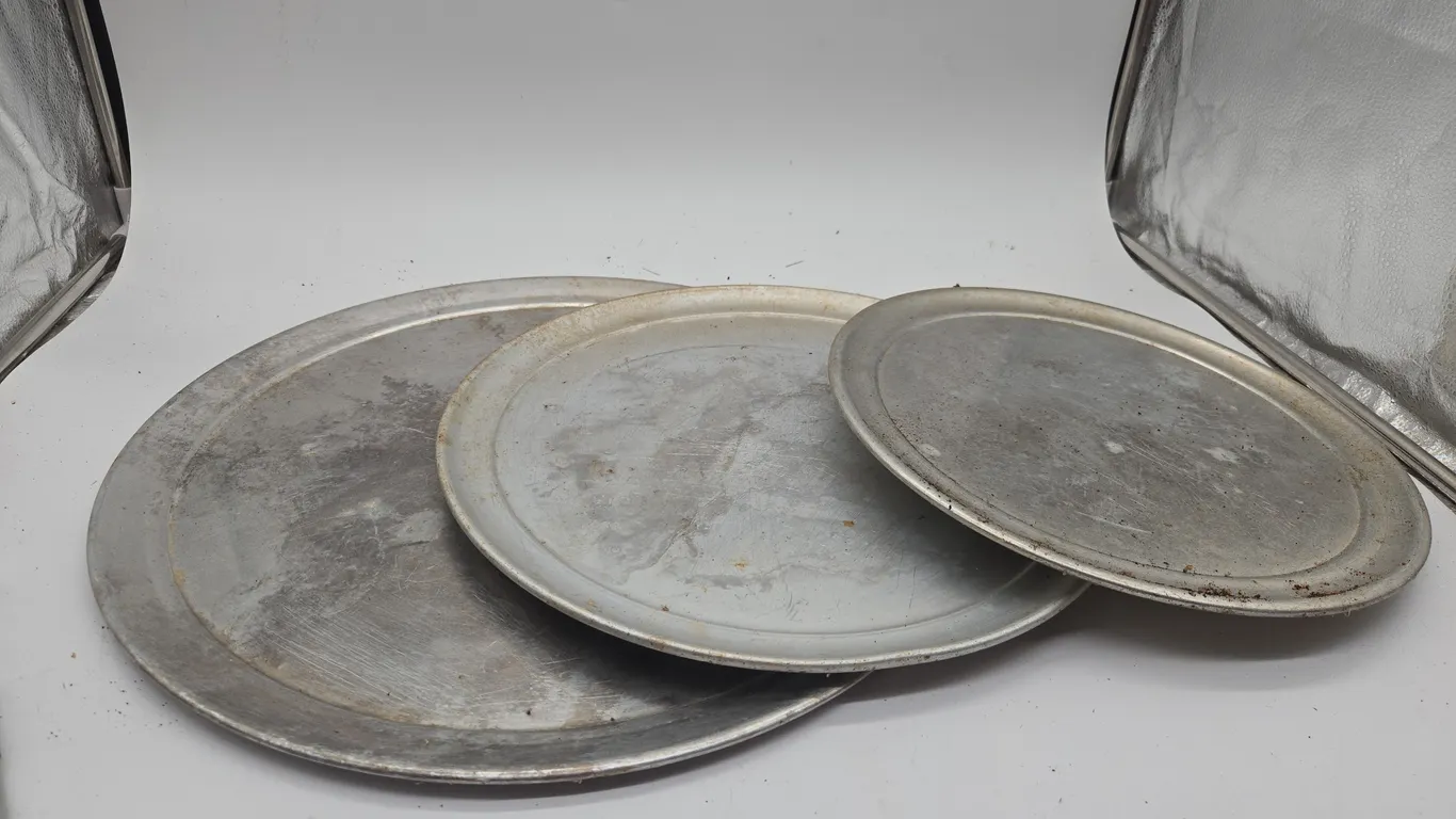 Assorted aluminum pizza pans