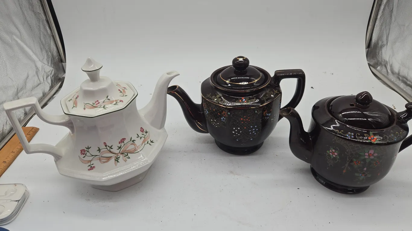 Assorted vintage teapots