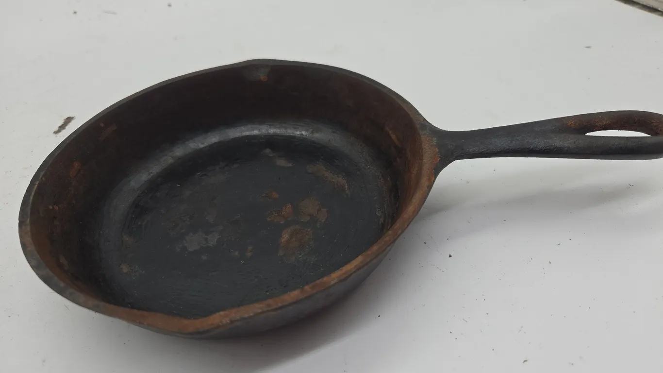 Vintage unmarked wagner wear number three, cast iron skillet