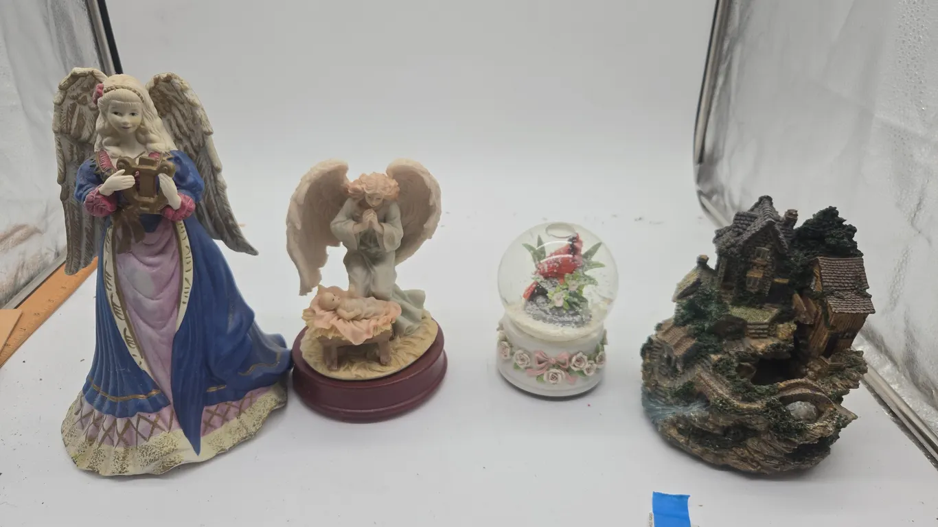 Assorted music boxes